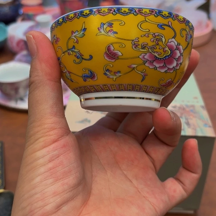 瓷片花花绿绿地开满了鲜花盛开在