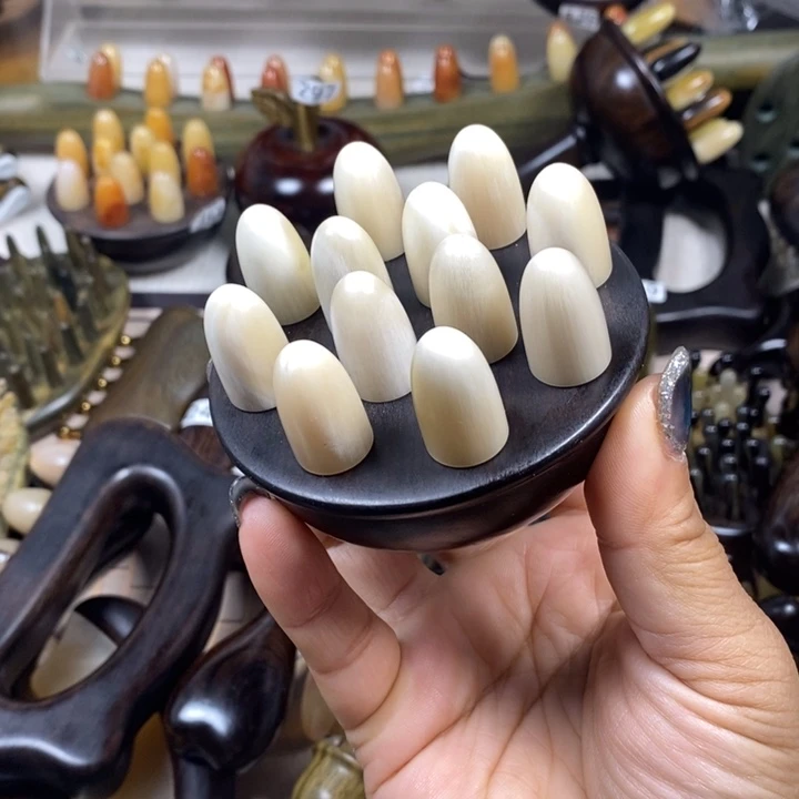 紫光檀牛角12齿按摩梳