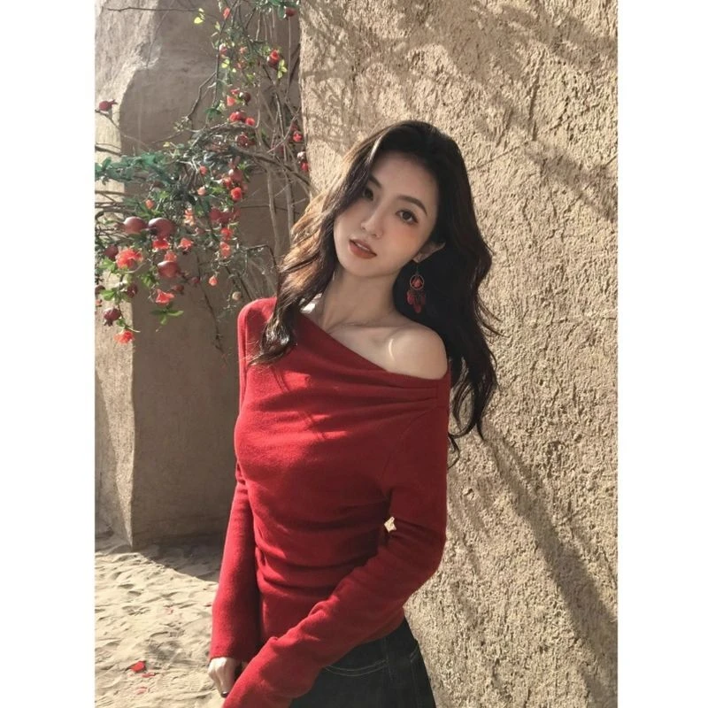 新年红斜肩露肩长袖T恤女春秋新款内搭打底衫设计感小众辣妹上衣