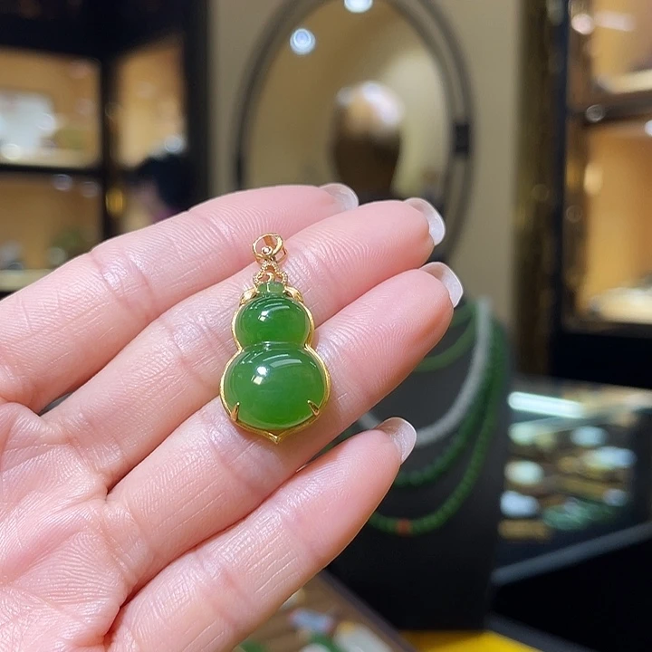和田玉18K金镶嵌颈饰葫芦