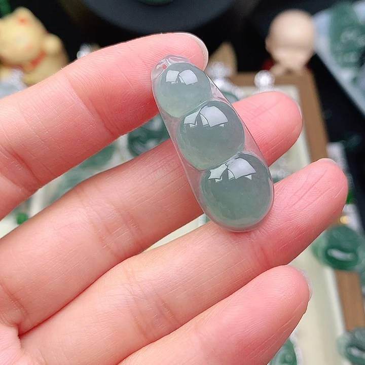 颈饰未镶嵌翡翠要***?吊坠