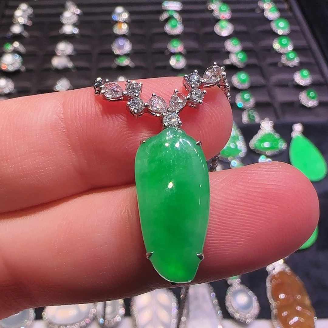 翡翠18K金镶嵌颈饰吊坠