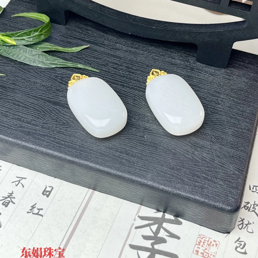 东娟珠宝HF9-18K金镶和田玉无事牌吊坠32× 21 ×11mm多样性发其一