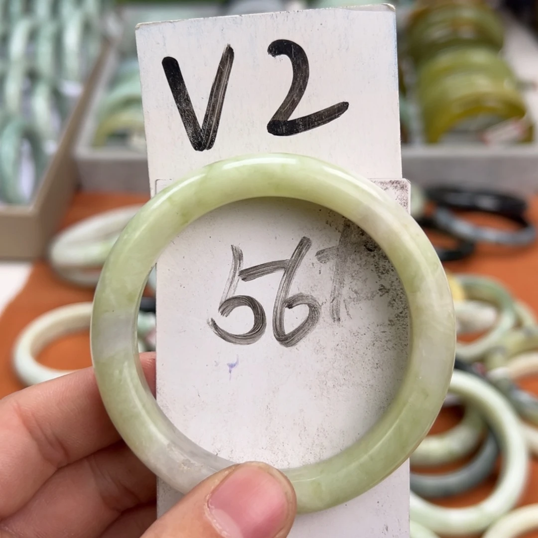 岫玉手镯未镶嵌天然岫玉微瑕，可以正常佩戴