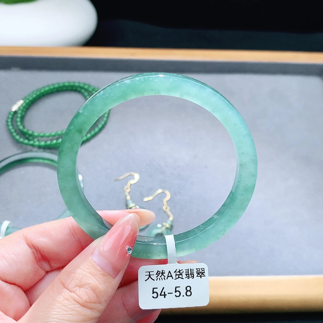 未镶嵌手镯（圆镯）翡翠