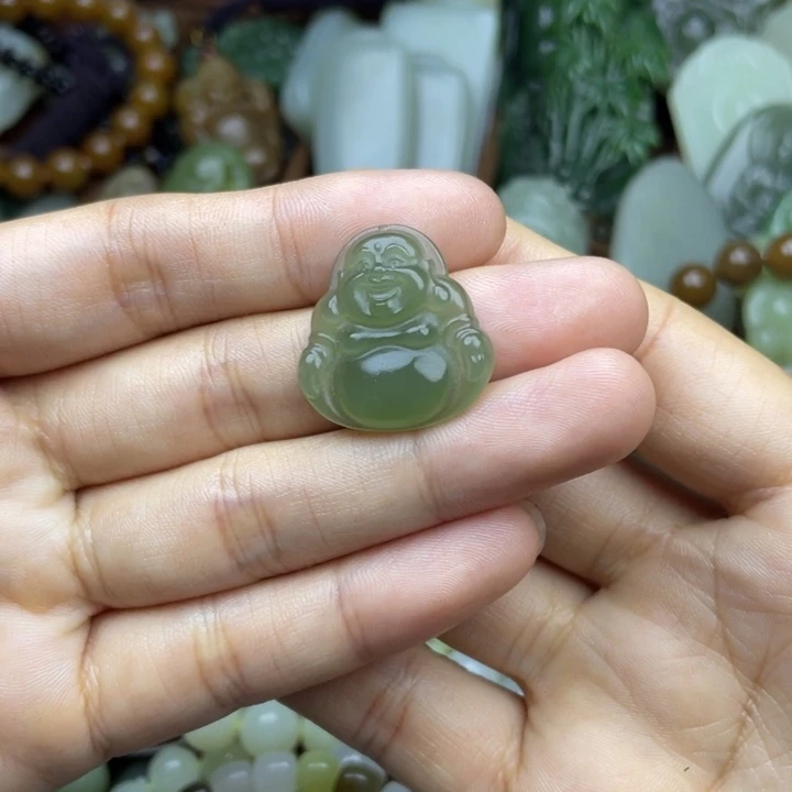 透闪石质玉未镶嵌颈饰