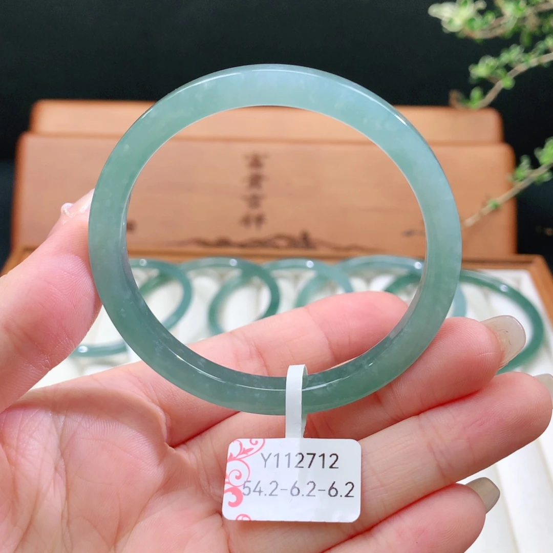 翡翠手镯未镶嵌天然