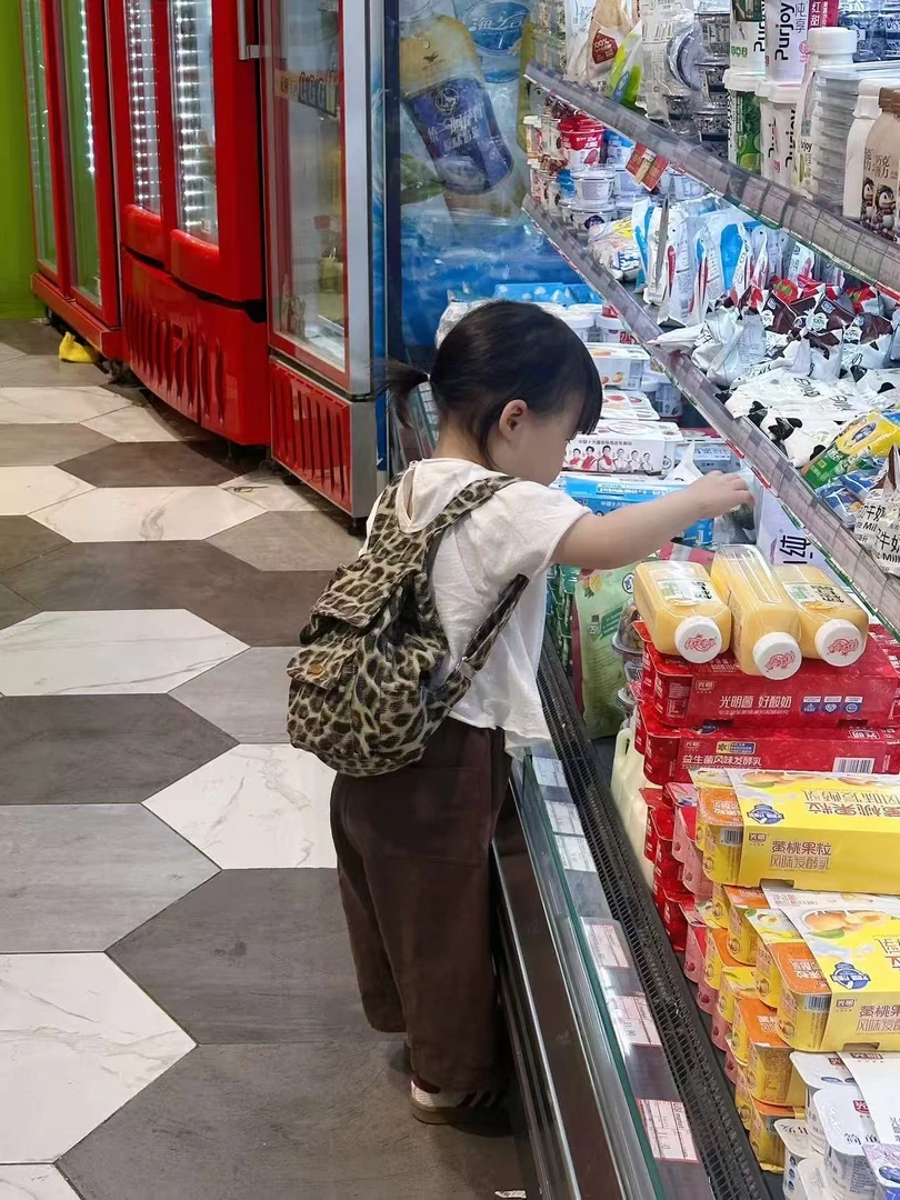 必不可少的时尚豹纹书包