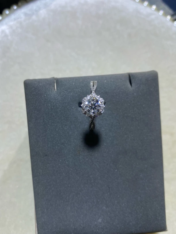 【钻注一生】 时尚奢华爱莎公主一克拉女戒