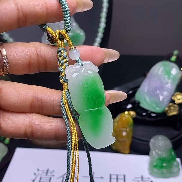 翡翠未镶嵌吊坠(赠链)