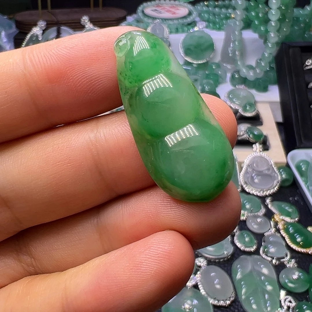 石英质玉（非洲翠）未镶嵌颈饰