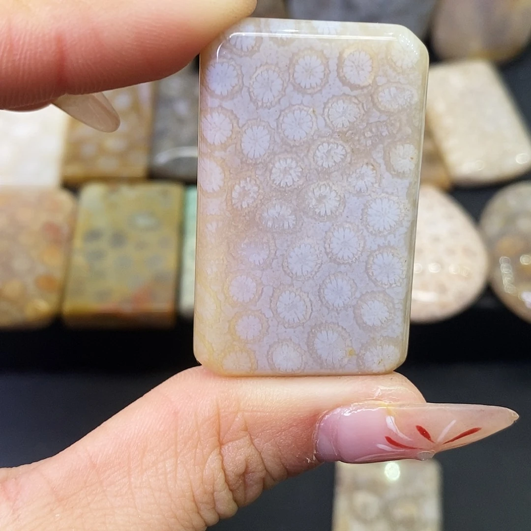 硅化玉颈饰合金齐****?