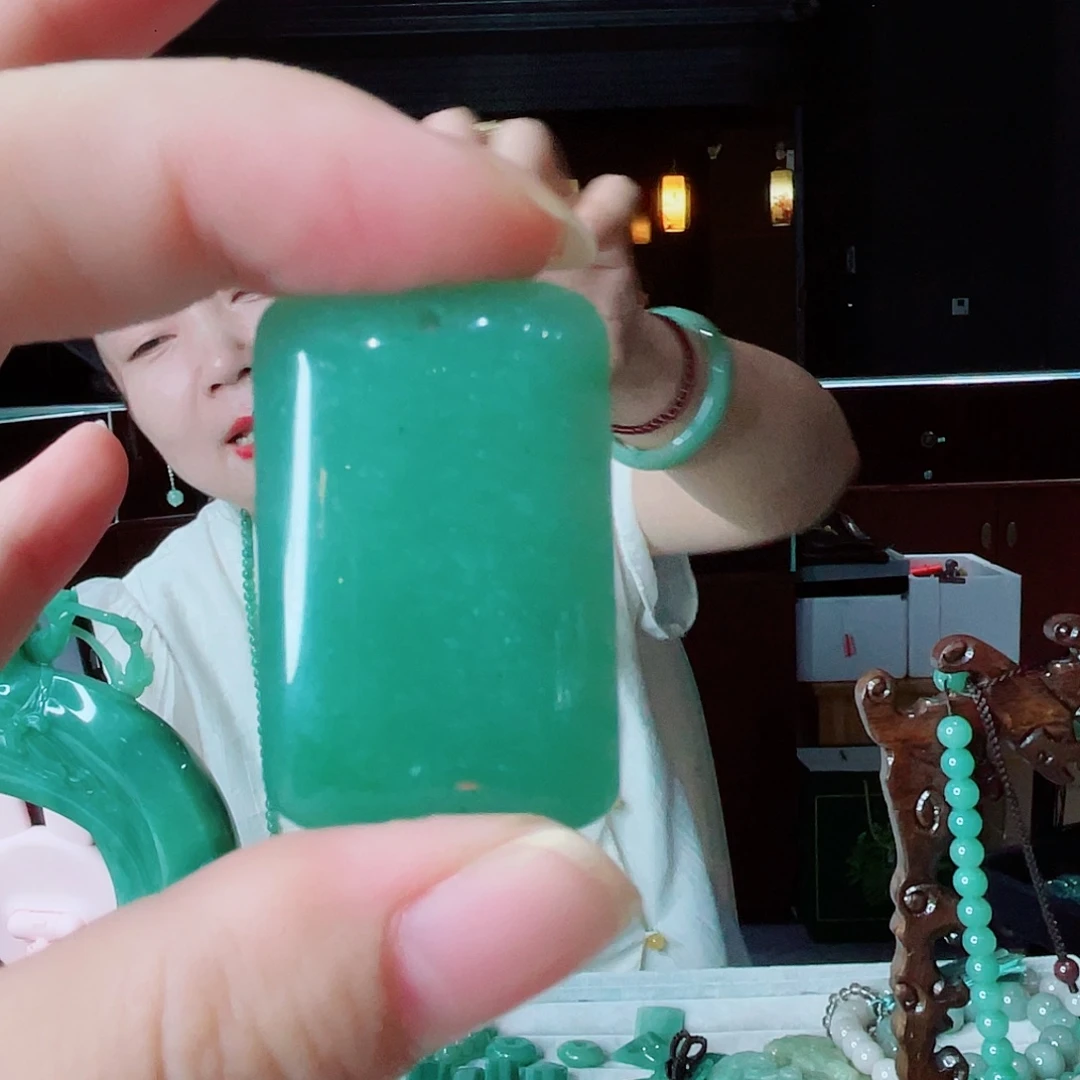 颈饰未镶嵌密玉（石英质玉）