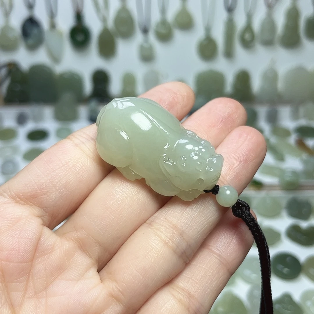 颈饰未镶嵌和田玉米**?