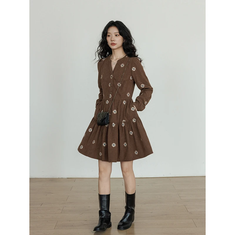 vastand维尚 秋冬v领复古刺绣灯芯绒长袖连衣裙老钱风慵懒风裙子