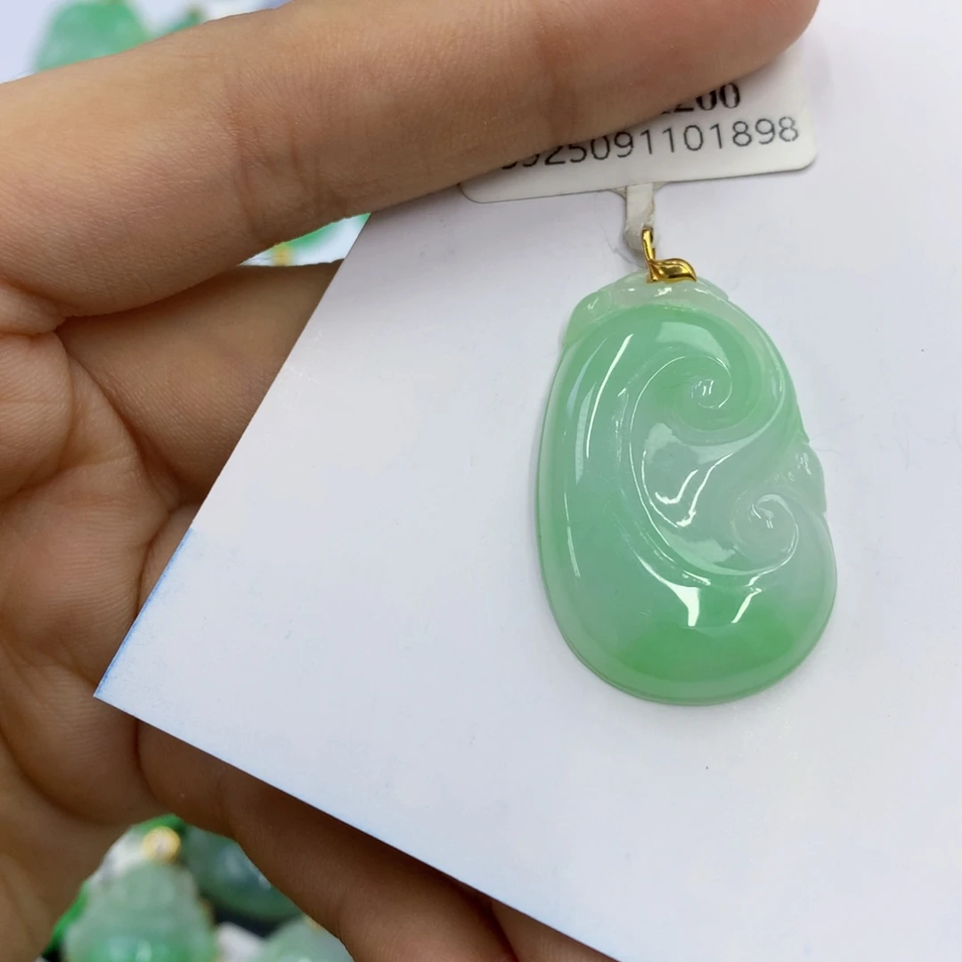 翡翠18K金镶嵌颈饰翡翠