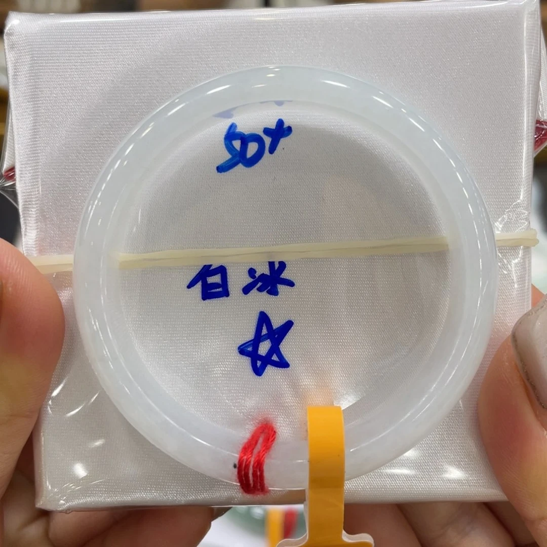 翡翠手镯未镶嵌翡翠