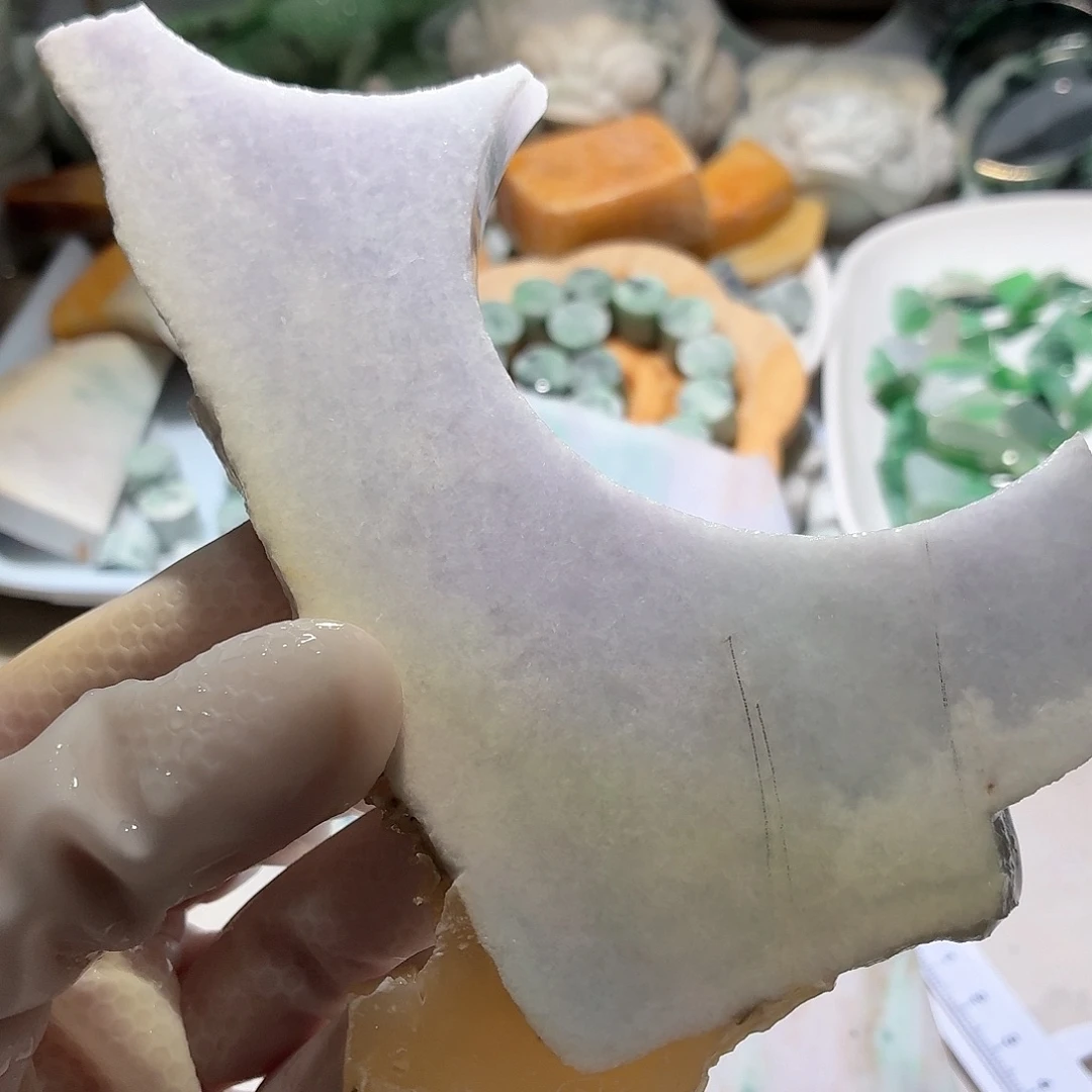 颈饰未镶嵌翡翠边角料