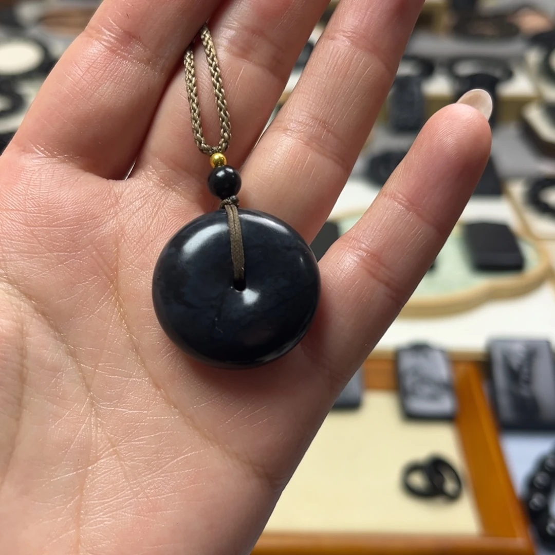 和田玉（墨玉）未镶嵌颈饰平安扣