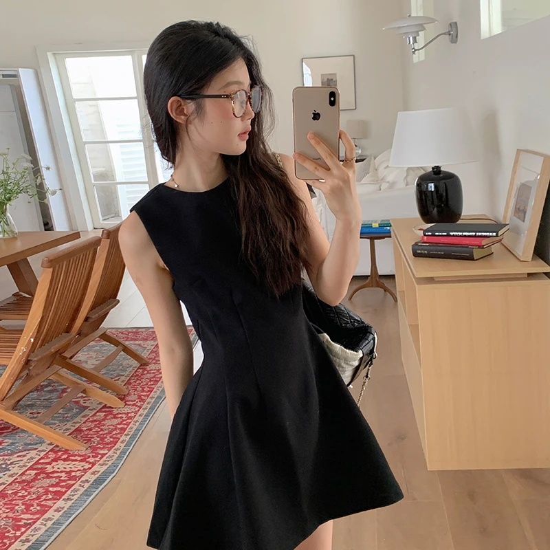 赫本风黑色高级感高干文女主A字裙气质收腰显瘦小个子无袖连衣裙