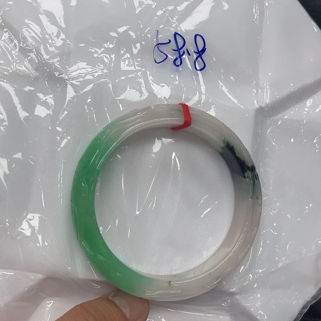 翡翠手镯未镶嵌默认瑕疵