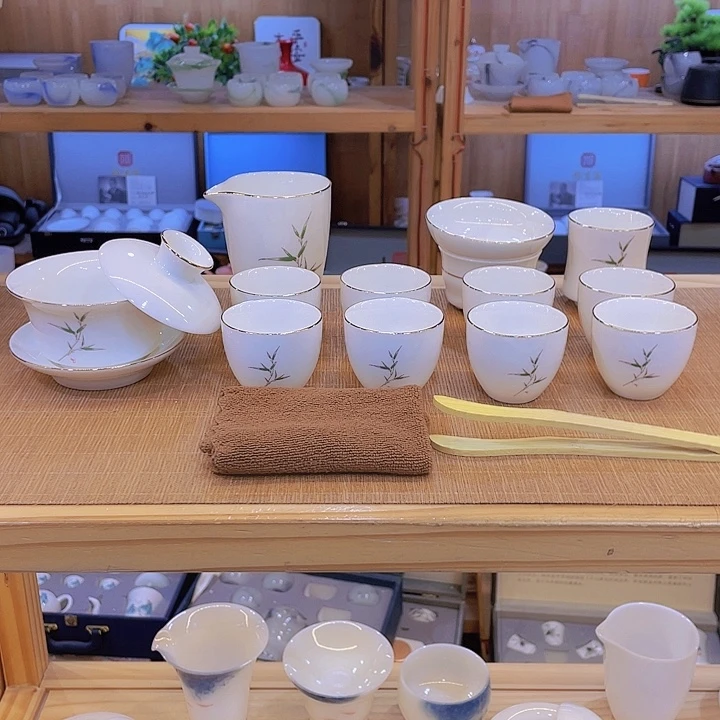 纯白的天空下的天空是一片蓝的