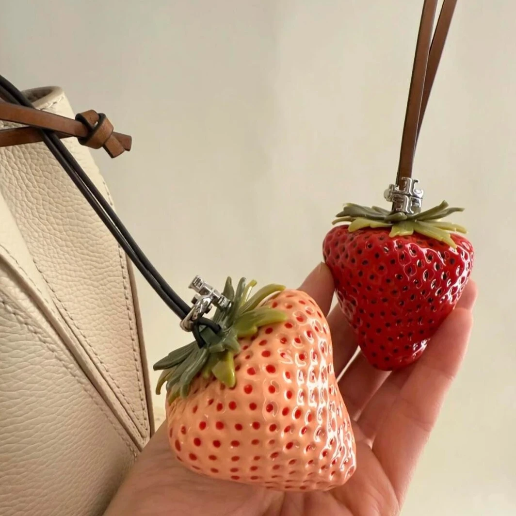 百搭精致双色草莓包挂件2025新款超重工草莓挂件立体可爱宝宝挂件