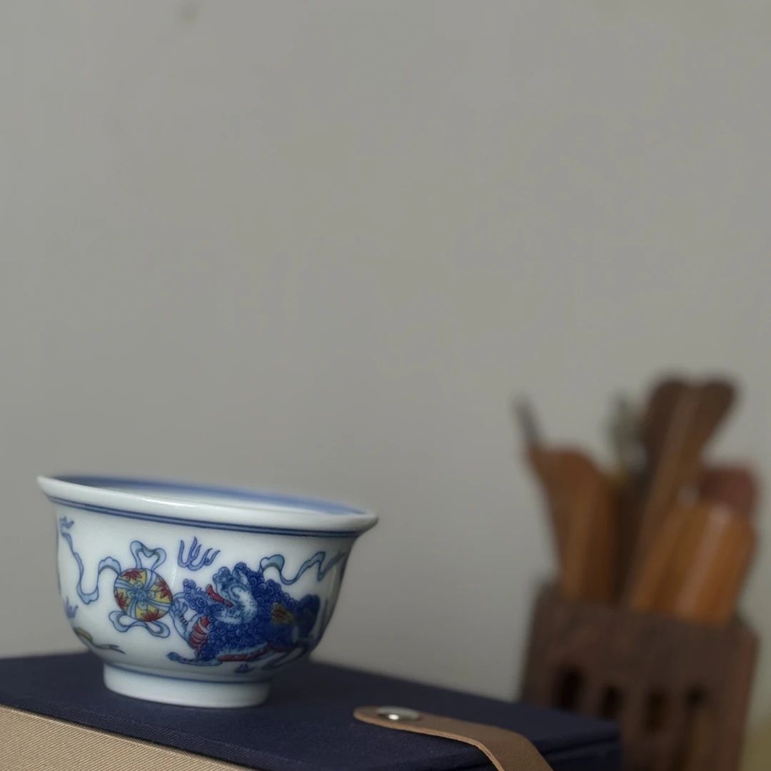 景德镇狮子滚绣球小压手杯