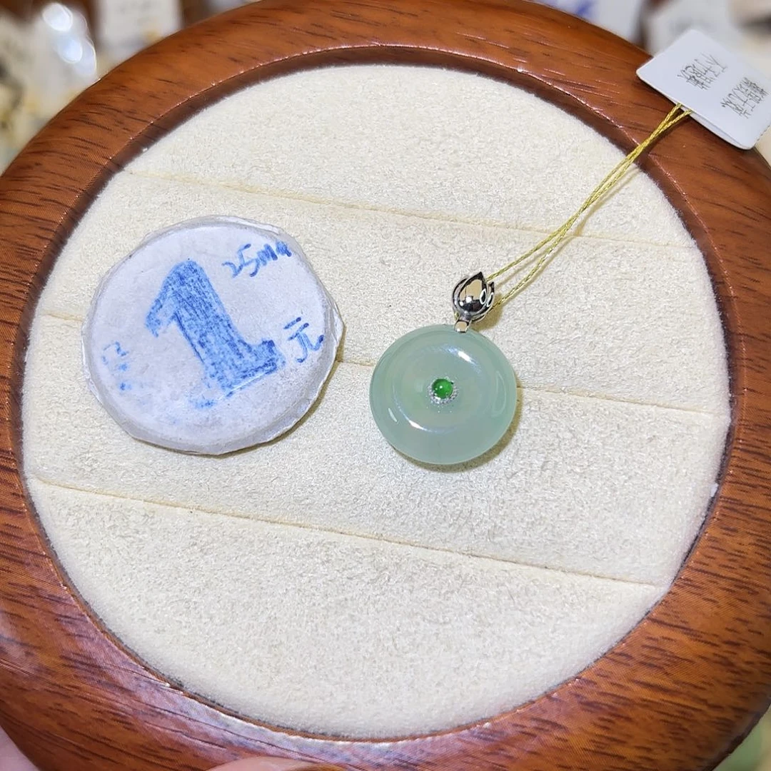 翡翠18K金镶嵌颈饰平安扣