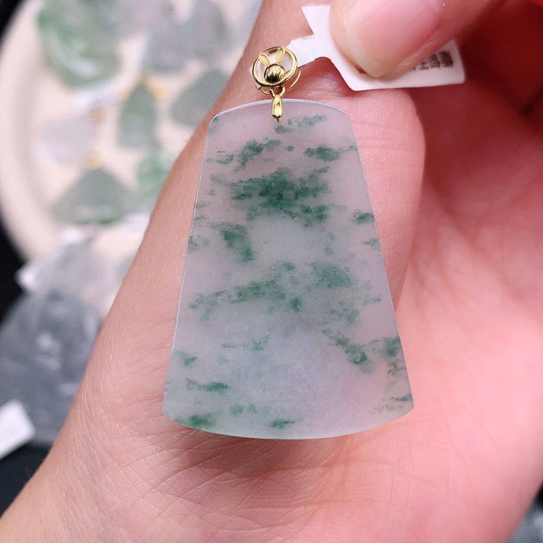 翡翠18K金镶嵌颈饰飘花无事牌37、26、2.3