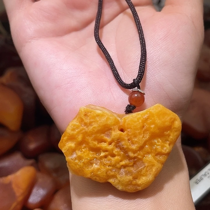 裸石琥珀未镶嵌香腊爱心随型