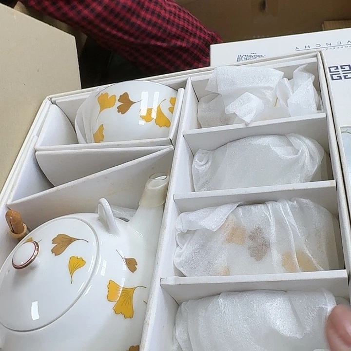 多*瓷器。