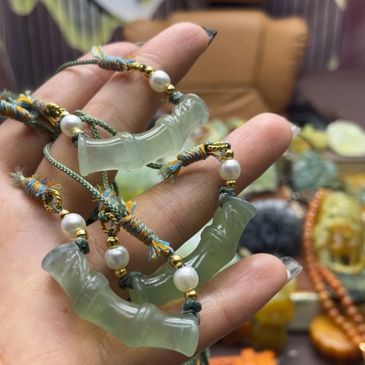 蛇纹石玉未镶嵌颈饰