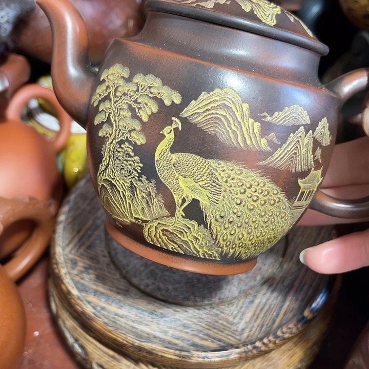 紫砂茶壶原矿泥料手工制作的一把紫砂壶。