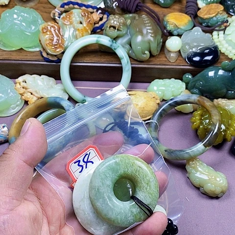 未镶嵌蛇纹石玉颈饰