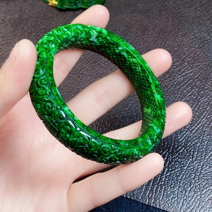 翡翠未镶嵌颈饰多样性56.57