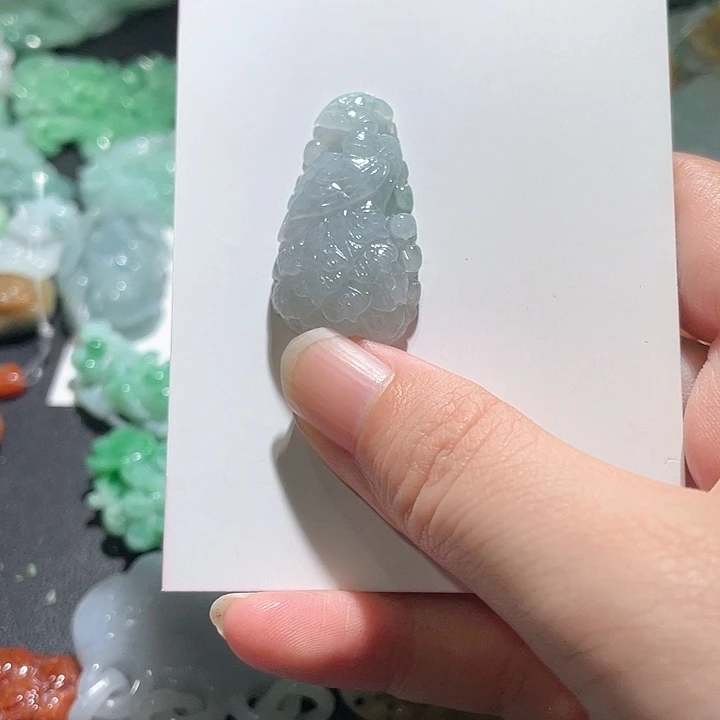 颈饰足铂镶嵌翡翠天