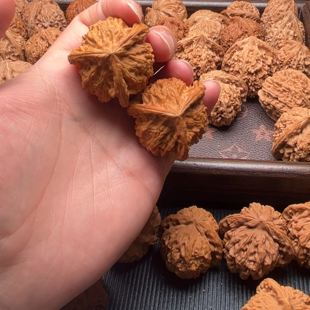 核桃盘山三棱文玩把件