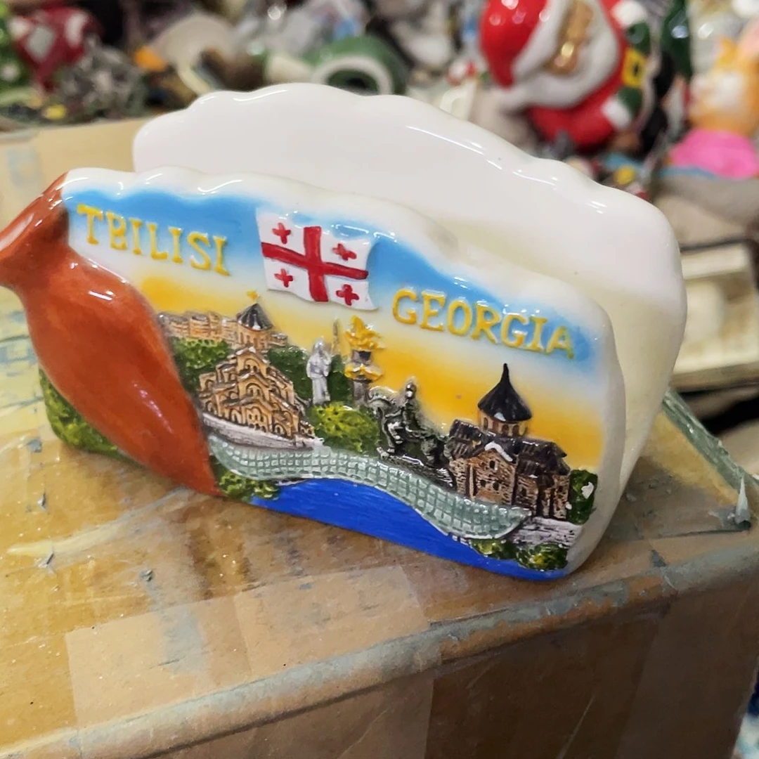 摆件  磕碰。封釉。      