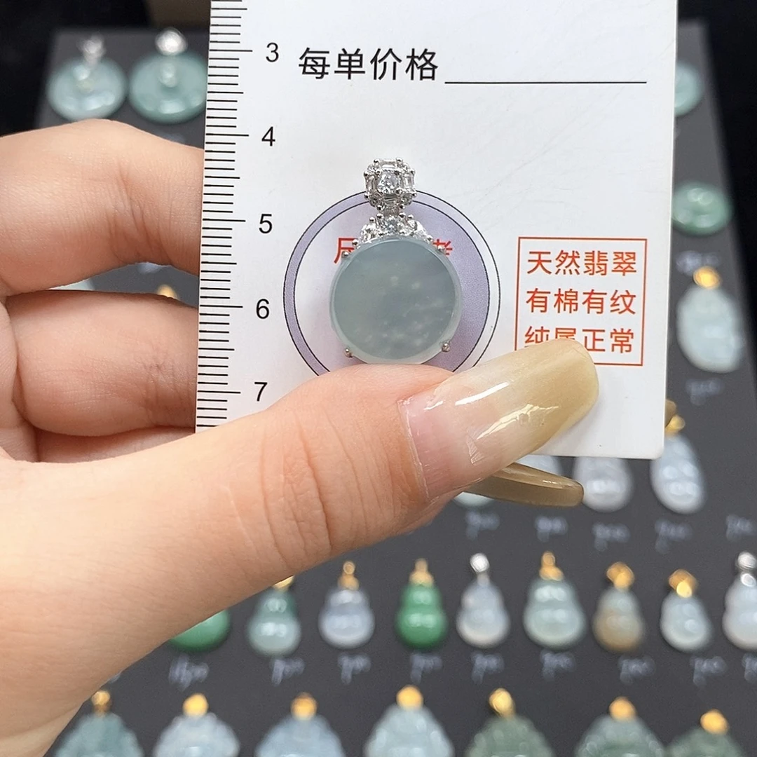 颈饰足银镶嵌翡翠