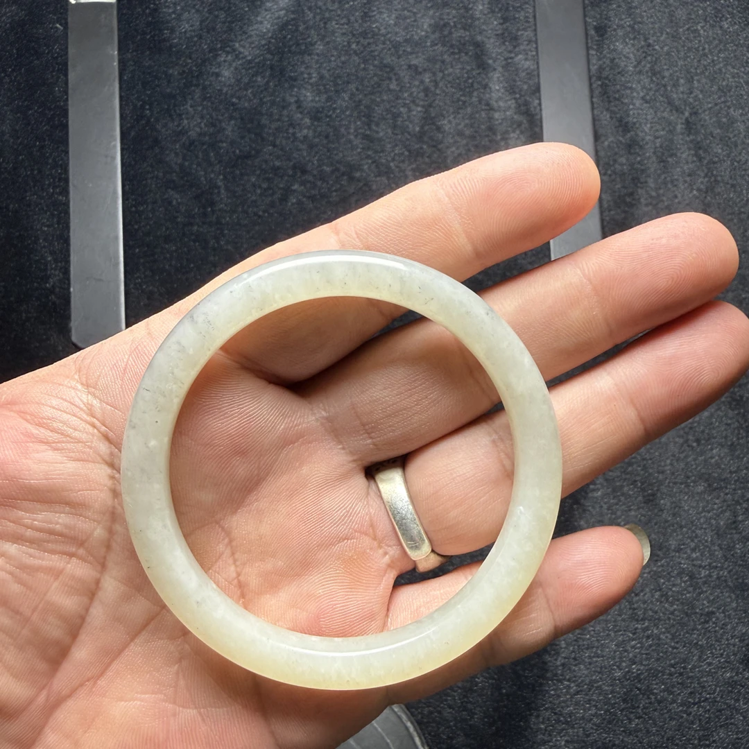 60.2圈口，和田玉白玉飘花圆边手镯，肉汁细腻油脂光泽，有性好。