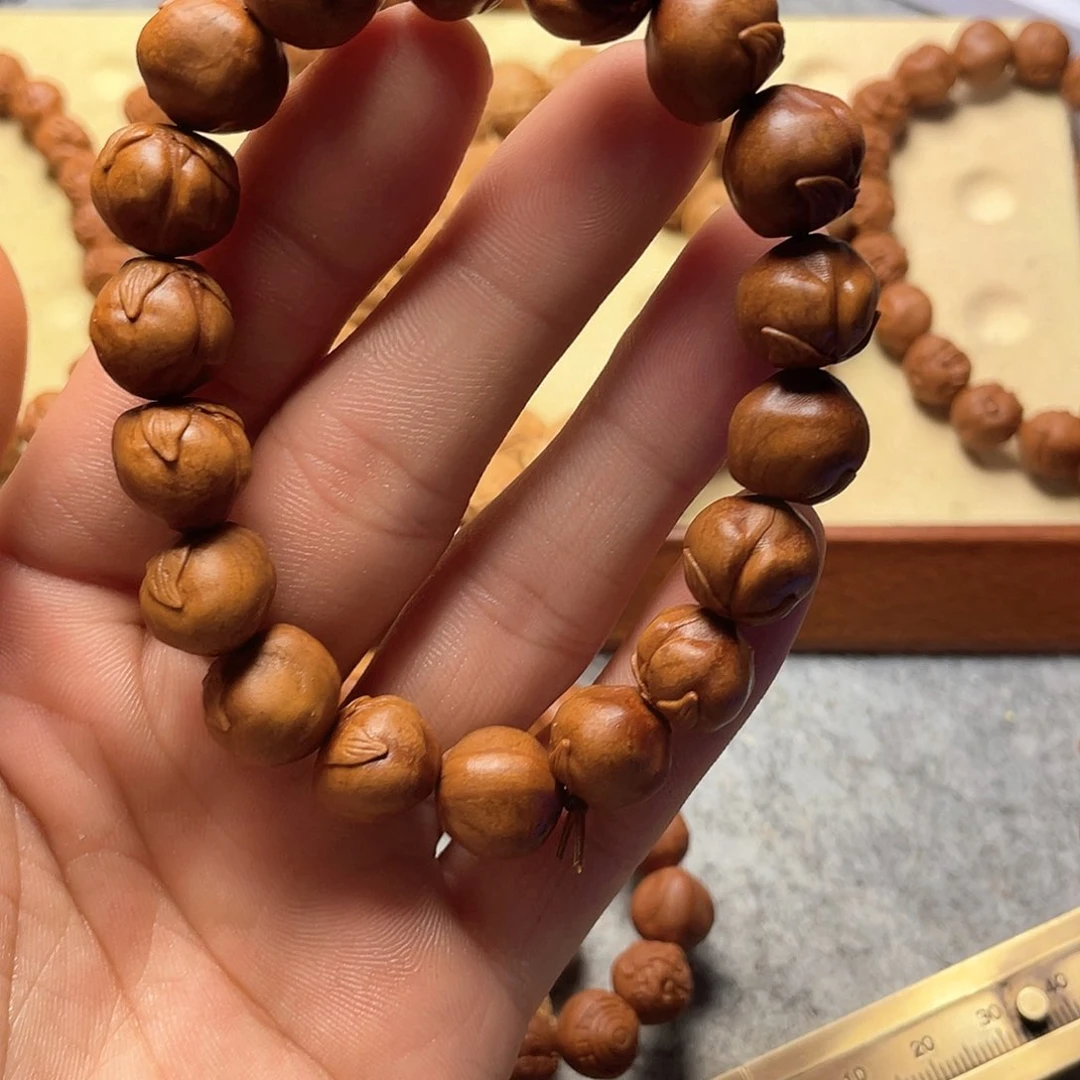 龙纹桃核雕刻寿桃（色差）