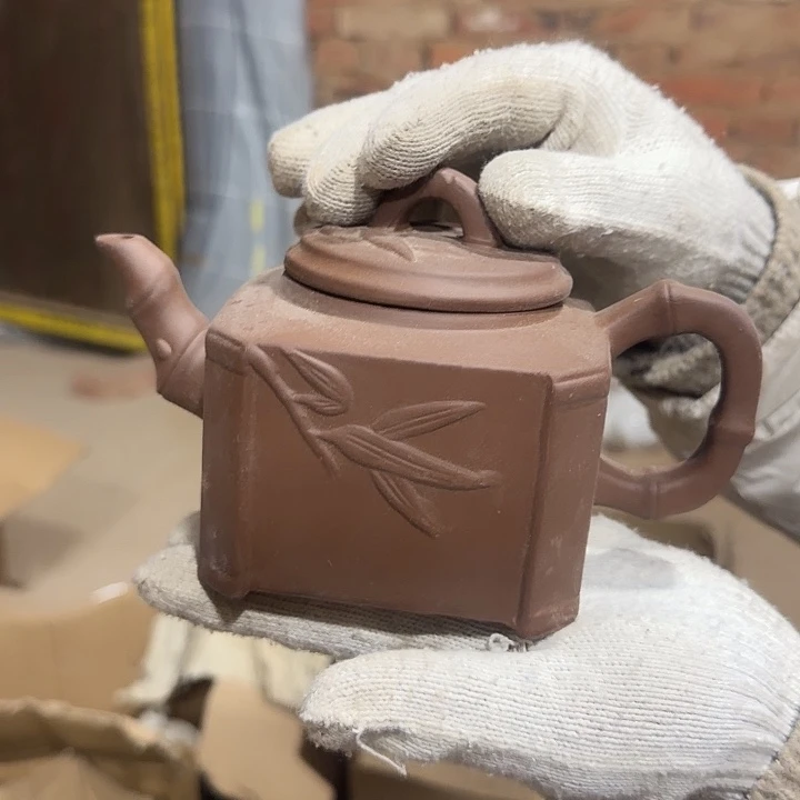 库存微瑕紫砂壶一个