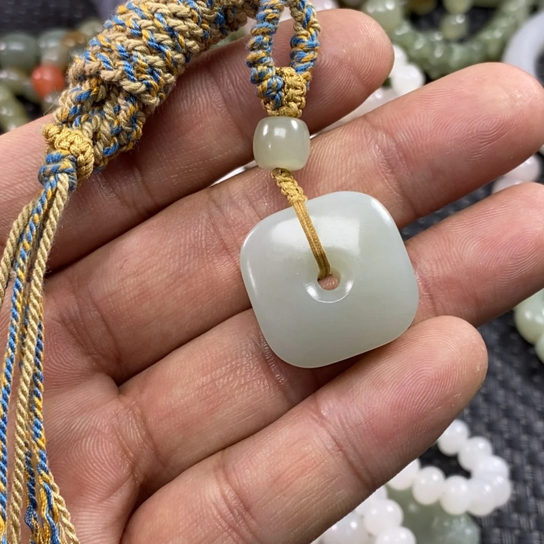 和田玉吊坠未镶嵌?****