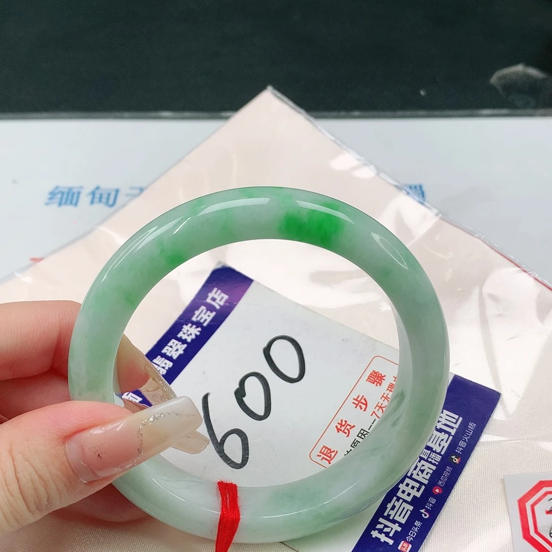 翡翠手镯未镶嵌翡翠手镯