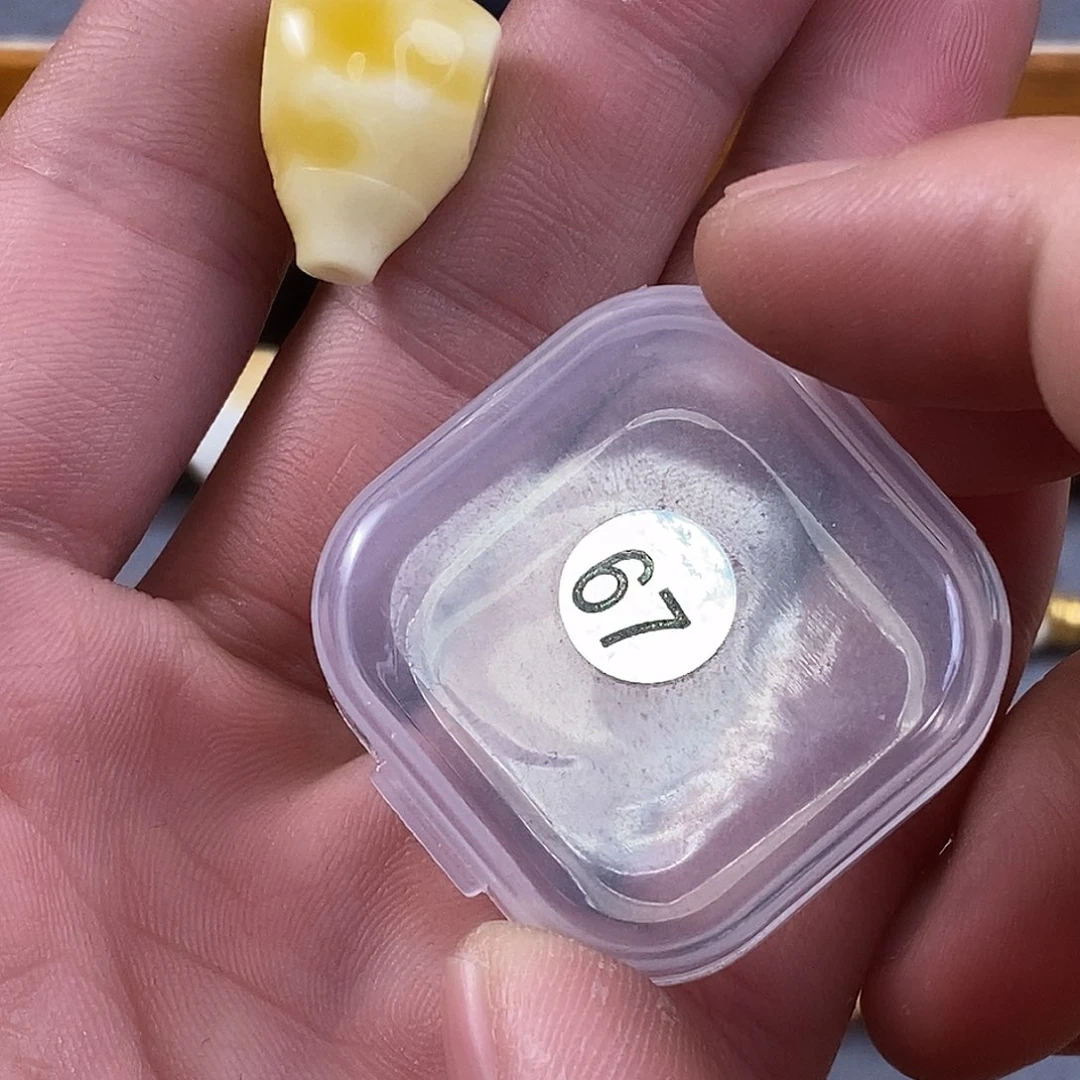 琥珀裸石未镶嵌三通