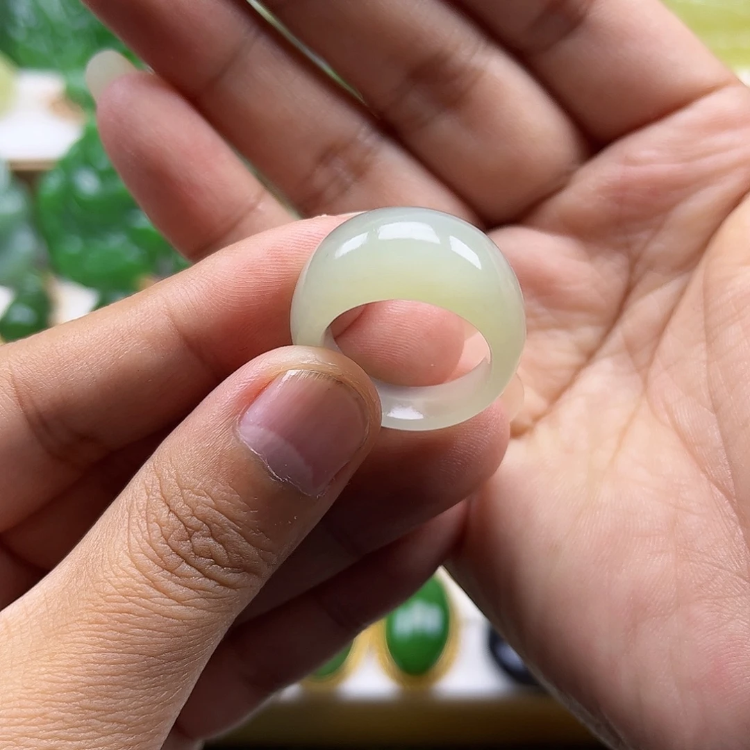 梦***璐未镶嵌戒圈和田玉