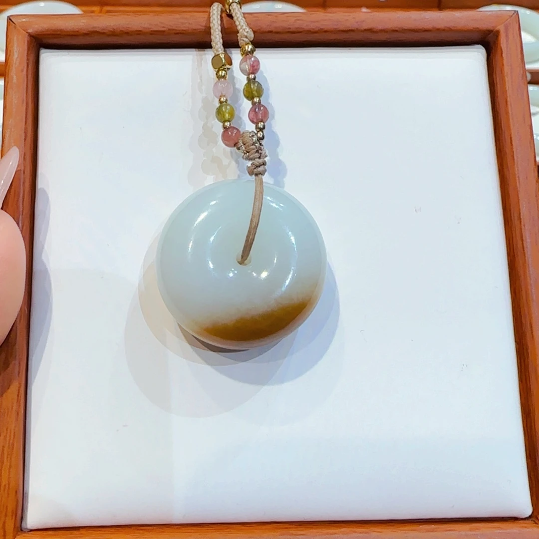 娃***娃和田玉未镶嵌颈饰