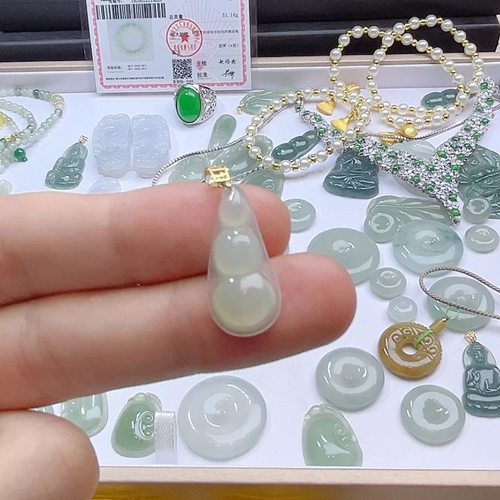 翡翠18K金镶嵌颈饰翡翠