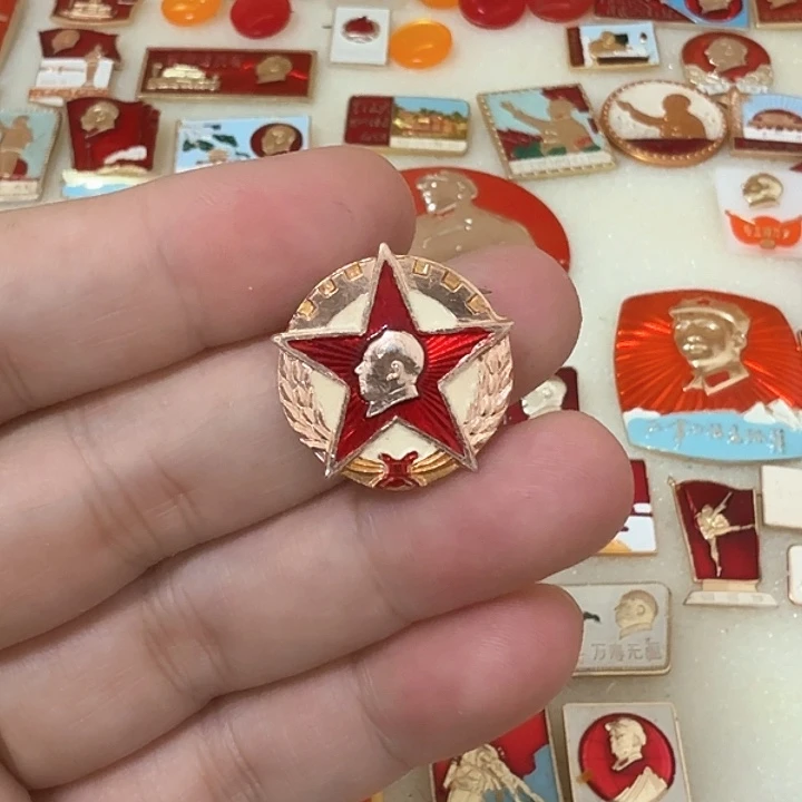铝光**月毛爷爷像章